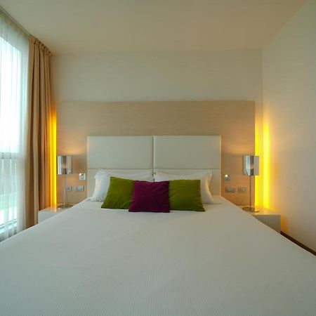 Pisa Tower Plaza Exterior foto A room at the hotel