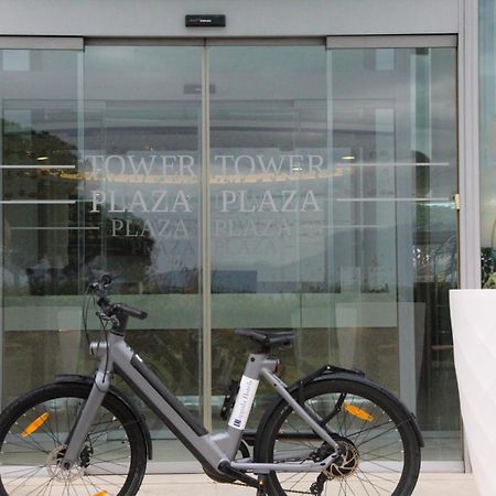 Pisa Tower Plaza Exterior foto A bicycle at the entrance of a shopping mall