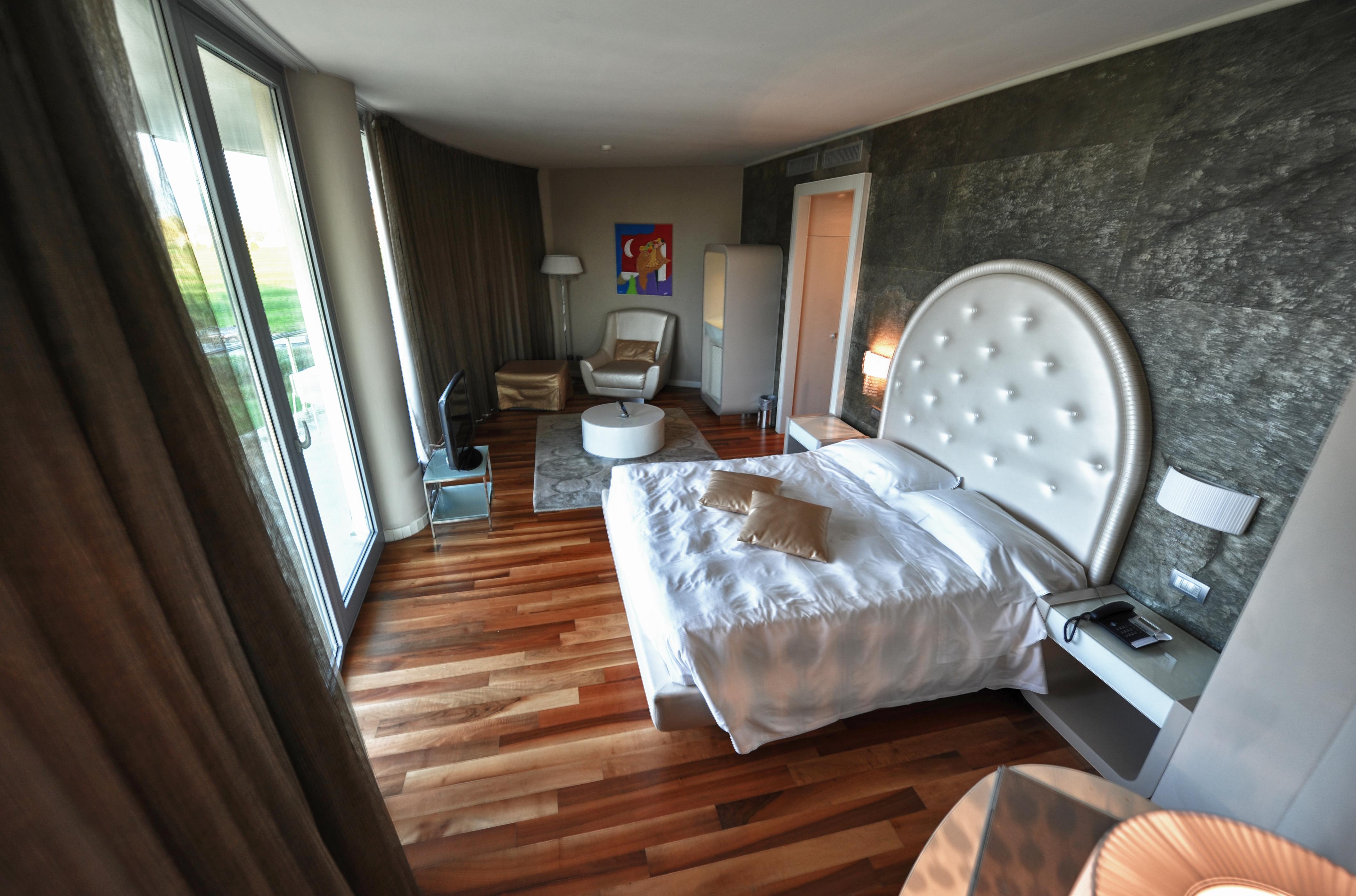 Pisa Tower Plaza Exterior foto A room at the hotel