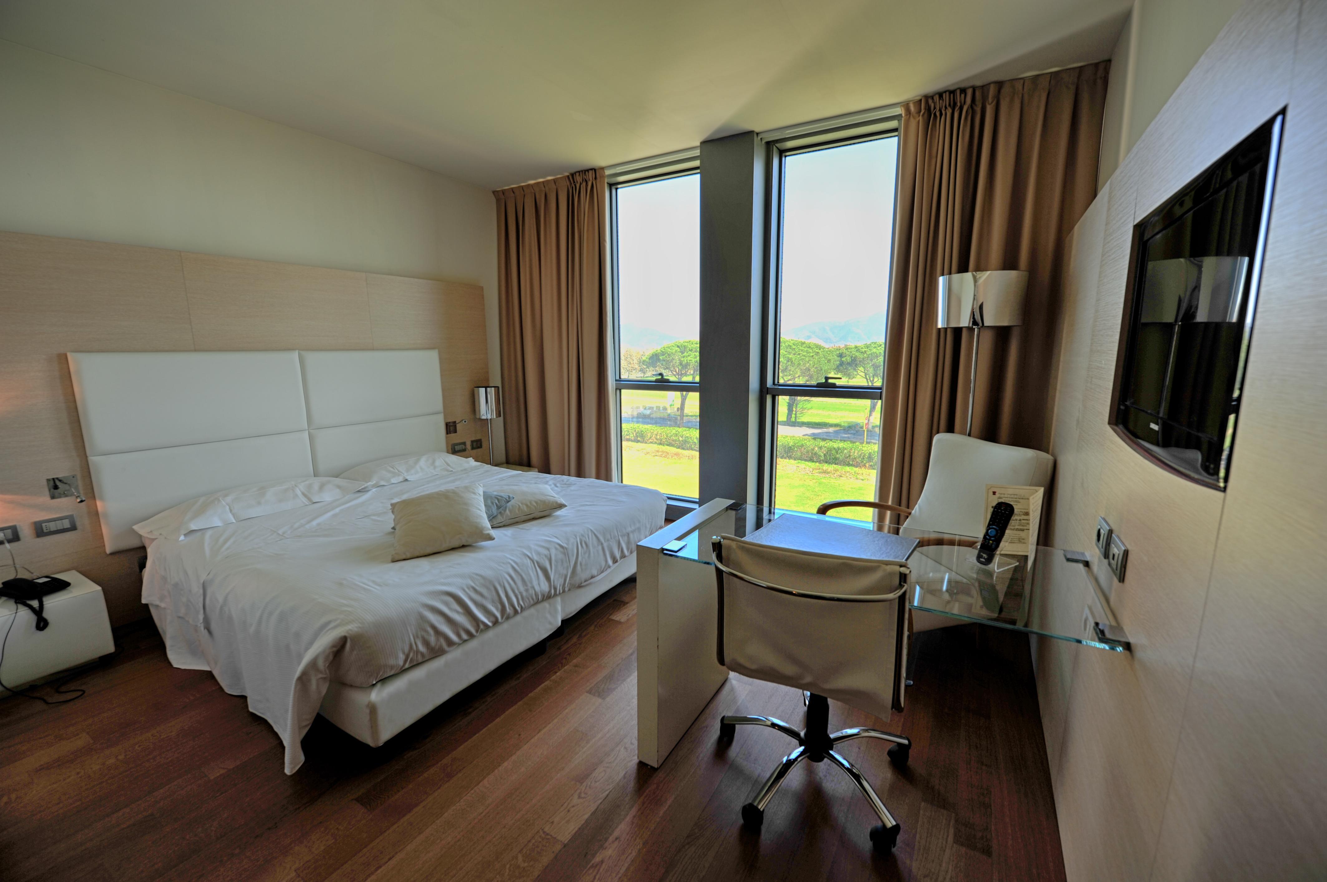 Pisa Tower Plaza Exterior foto A room at the hotel