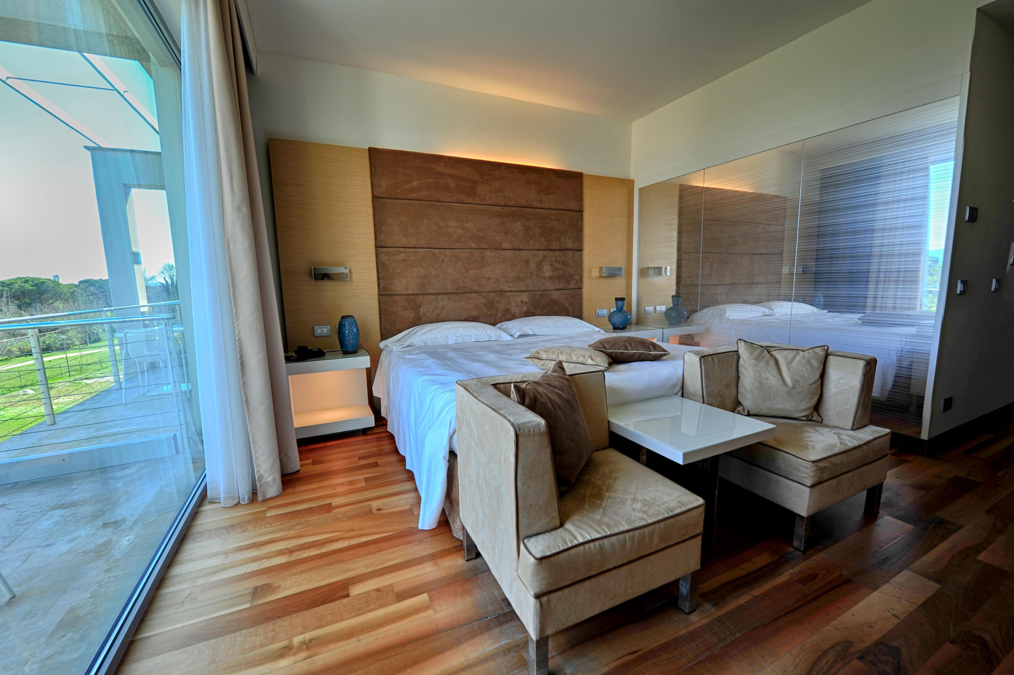 Pisa Tower Plaza Exterior foto A room at the hotel