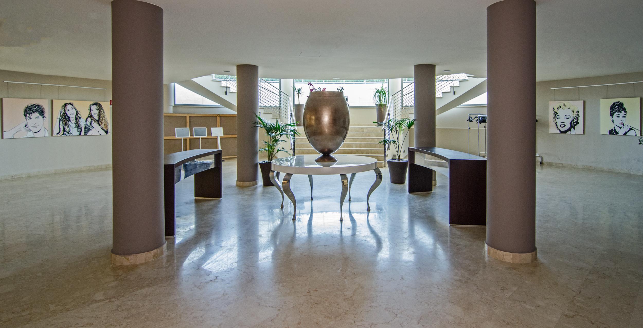 Pisa Tower Plaza Exterior foto Interior of the hotel
