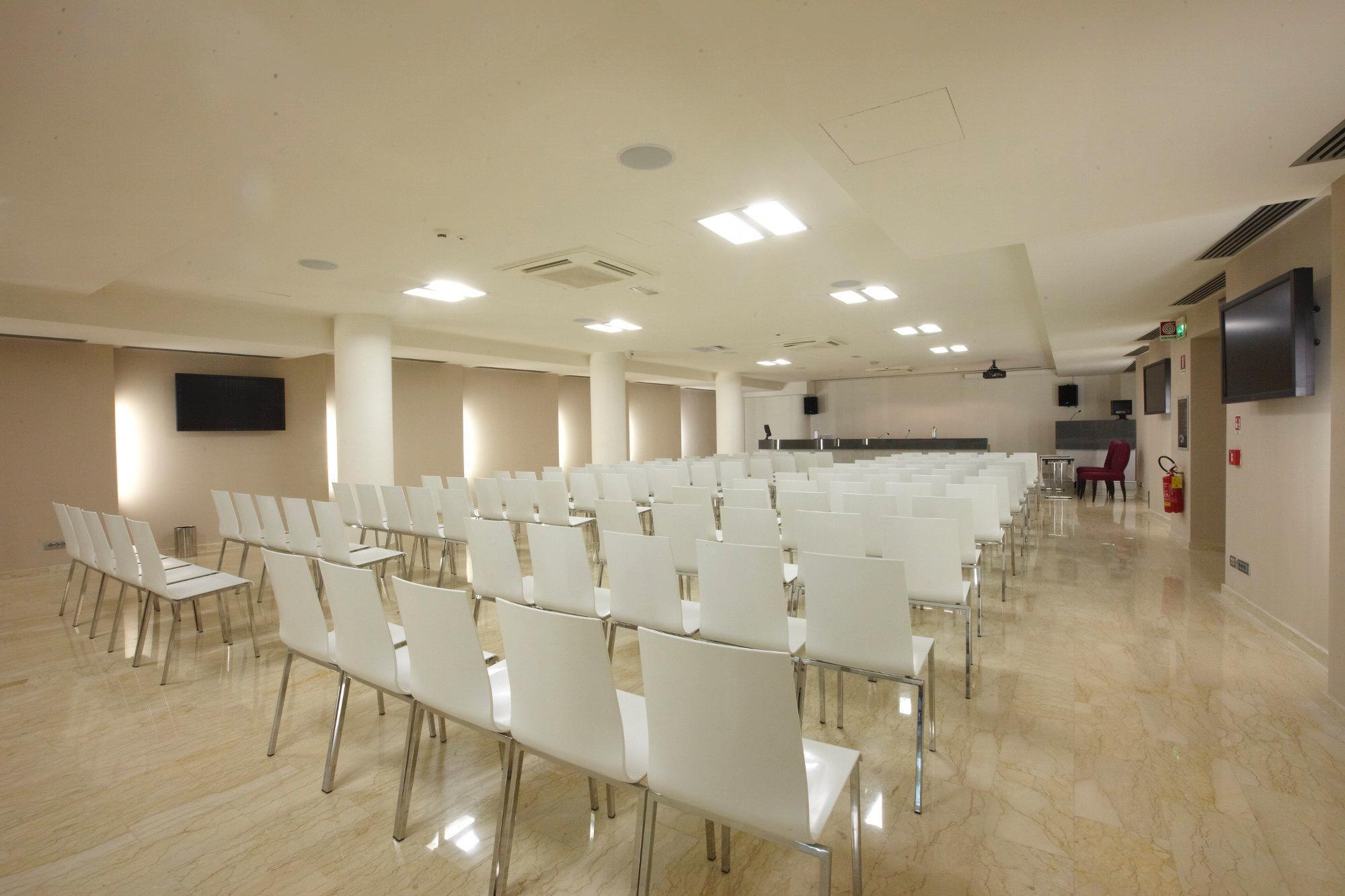Pisa Tower Plaza Exterior foto The conference room