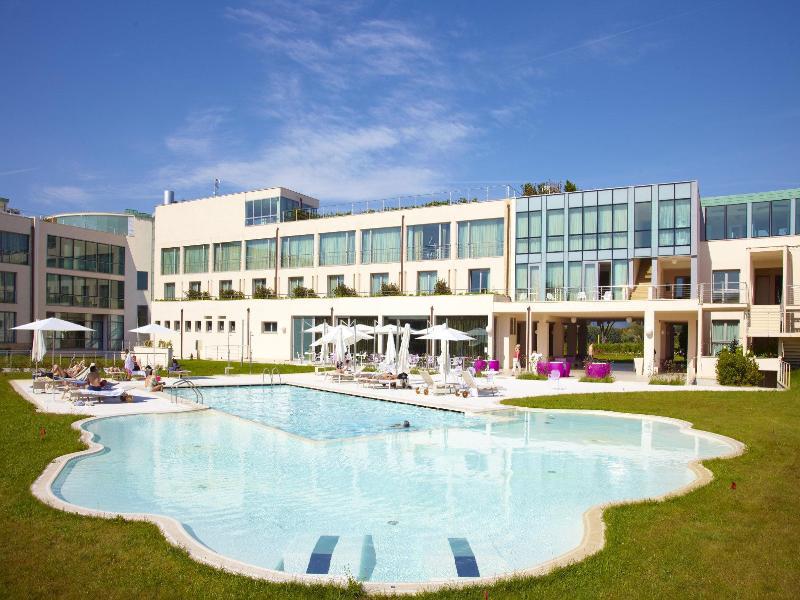 Pisa Tower Plaza Exterior foto The hotel's swimming pool