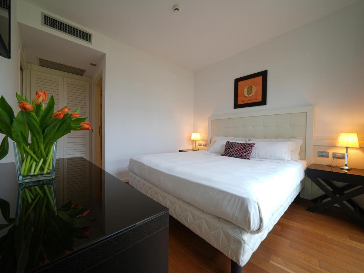 Pisa Tower Plaza Exterior foto A bedroom at the hotel