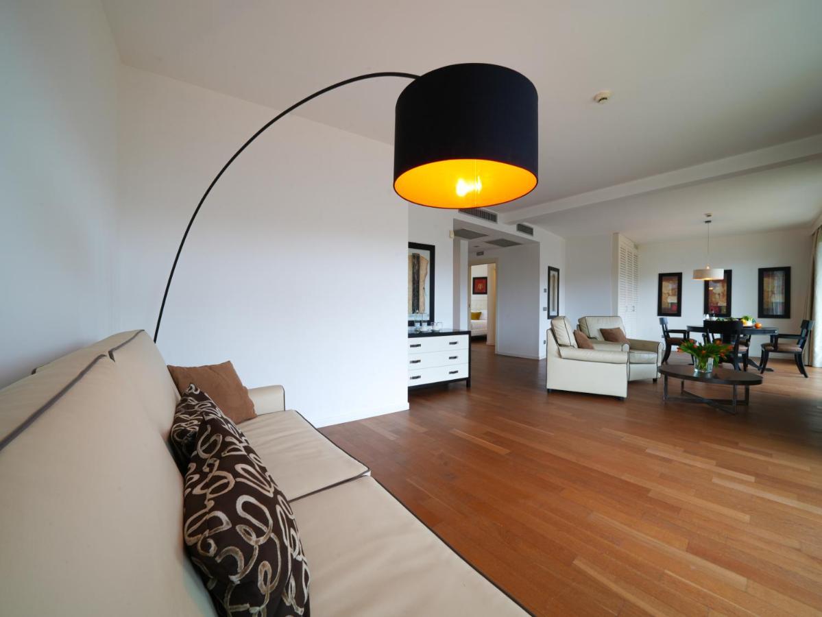 Pisa Tower Plaza Exterior foto A floor lamp