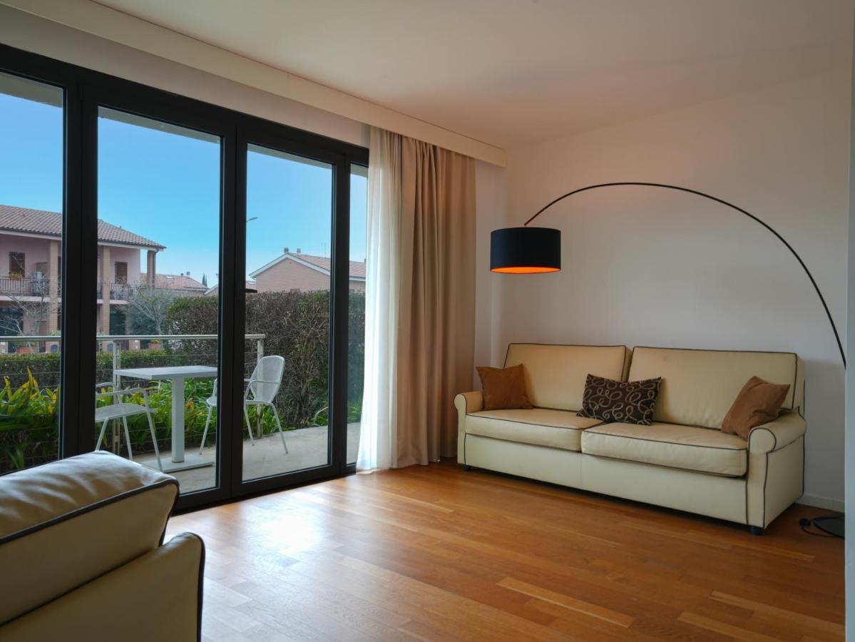 Pisa Tower Plaza Exterior foto A living room with a floor lamp
