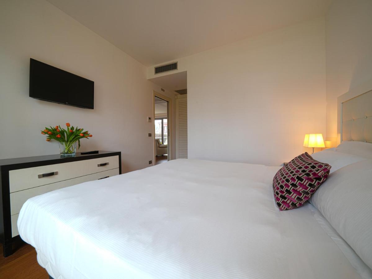 Pisa Tower Plaza Exterior foto A bedroom at the hotel