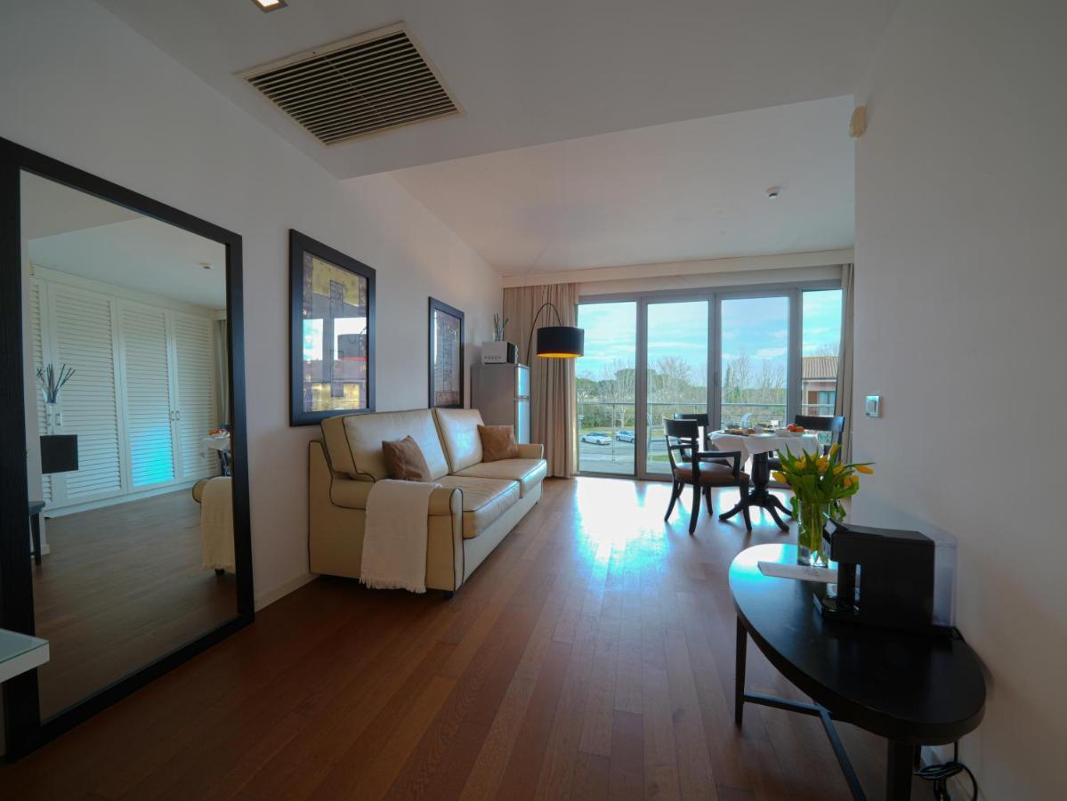 Pisa Tower Plaza Exterior foto A living room in a typical apartment