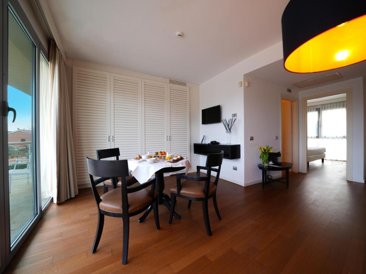 Pisa Tower Plaza Exterior foto A typical apartment