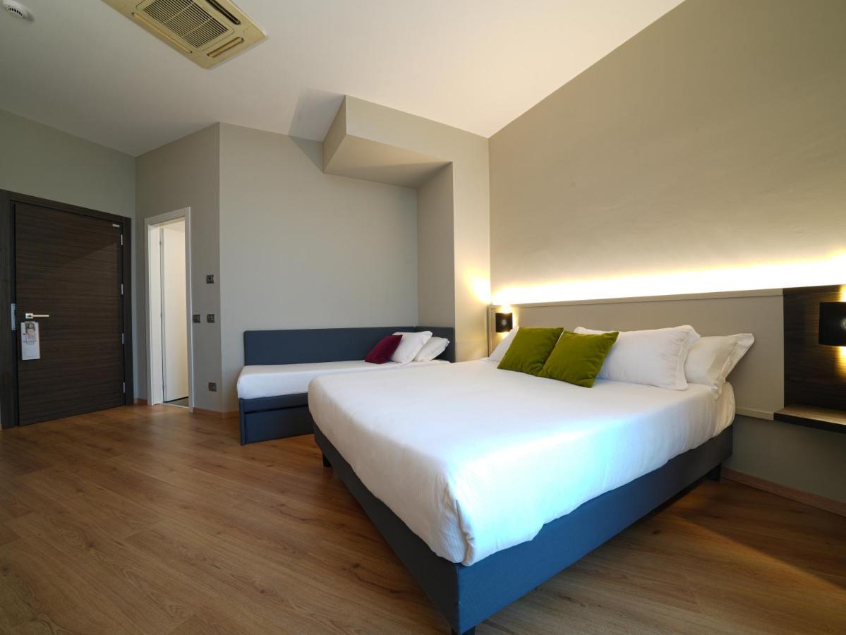 Pisa Tower Plaza Exterior foto A room at the hotel