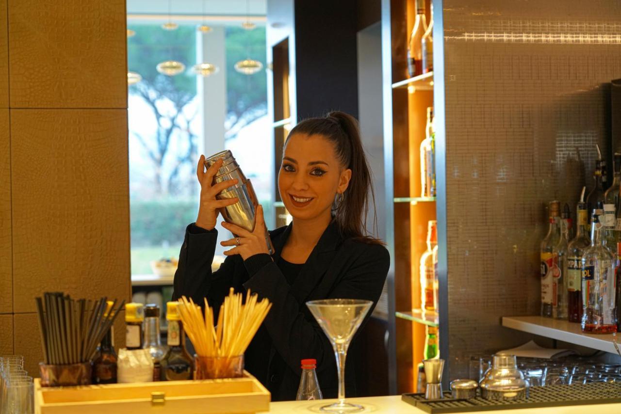 Pisa Tower Plaza Exterior foto A bartender shaking a cocktail