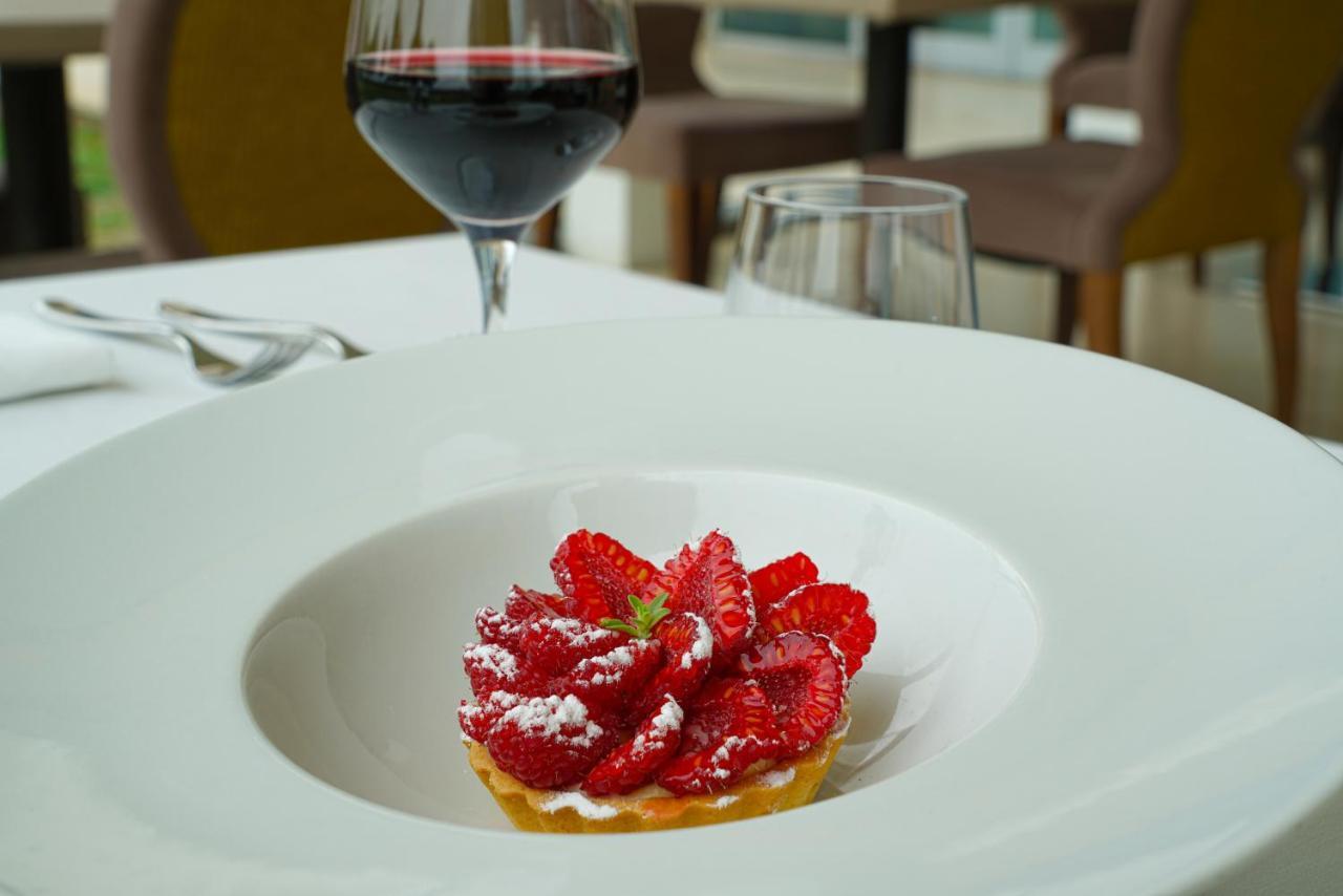 Pisa Tower Plaza Exterior foto A dessert at the restaurant