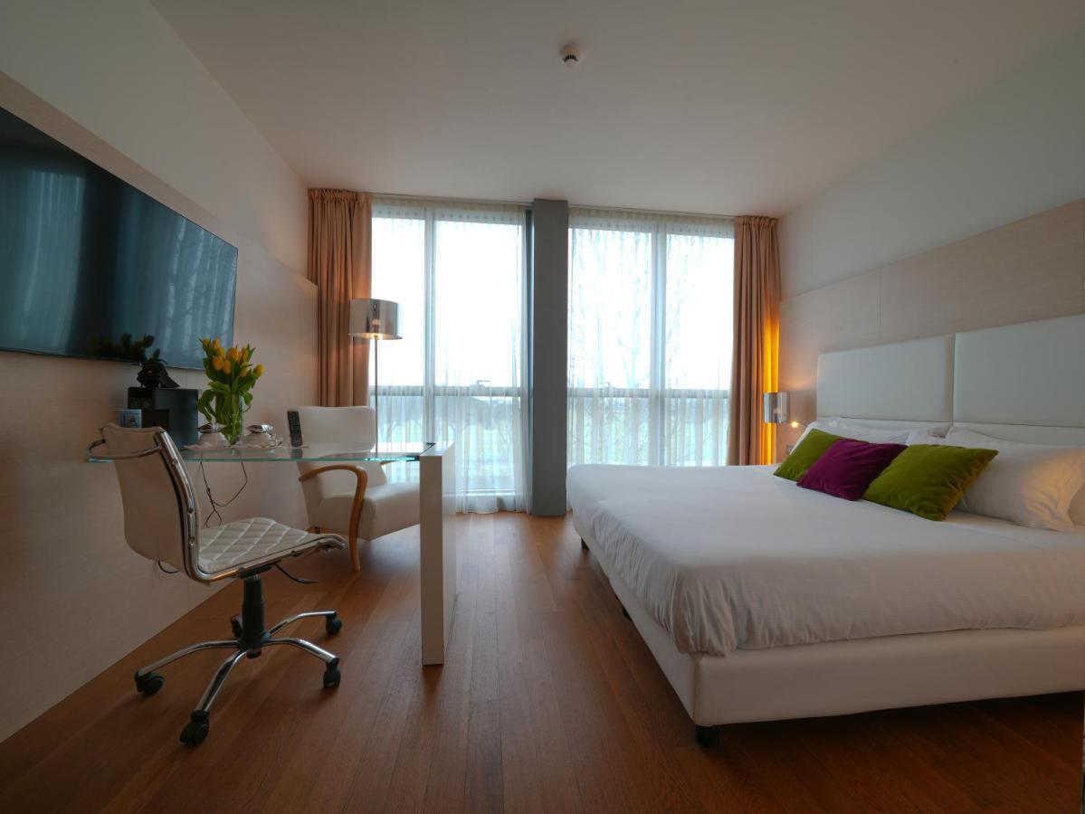 Pisa Tower Plaza Exterior foto A typical room at the hotel