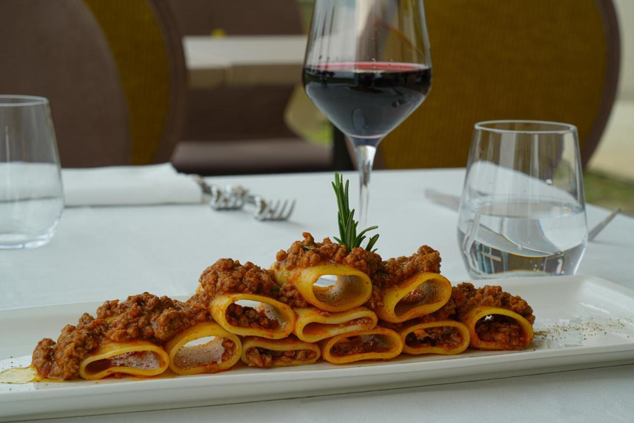 Pisa Tower Plaza Exterior foto A plate of paccheri