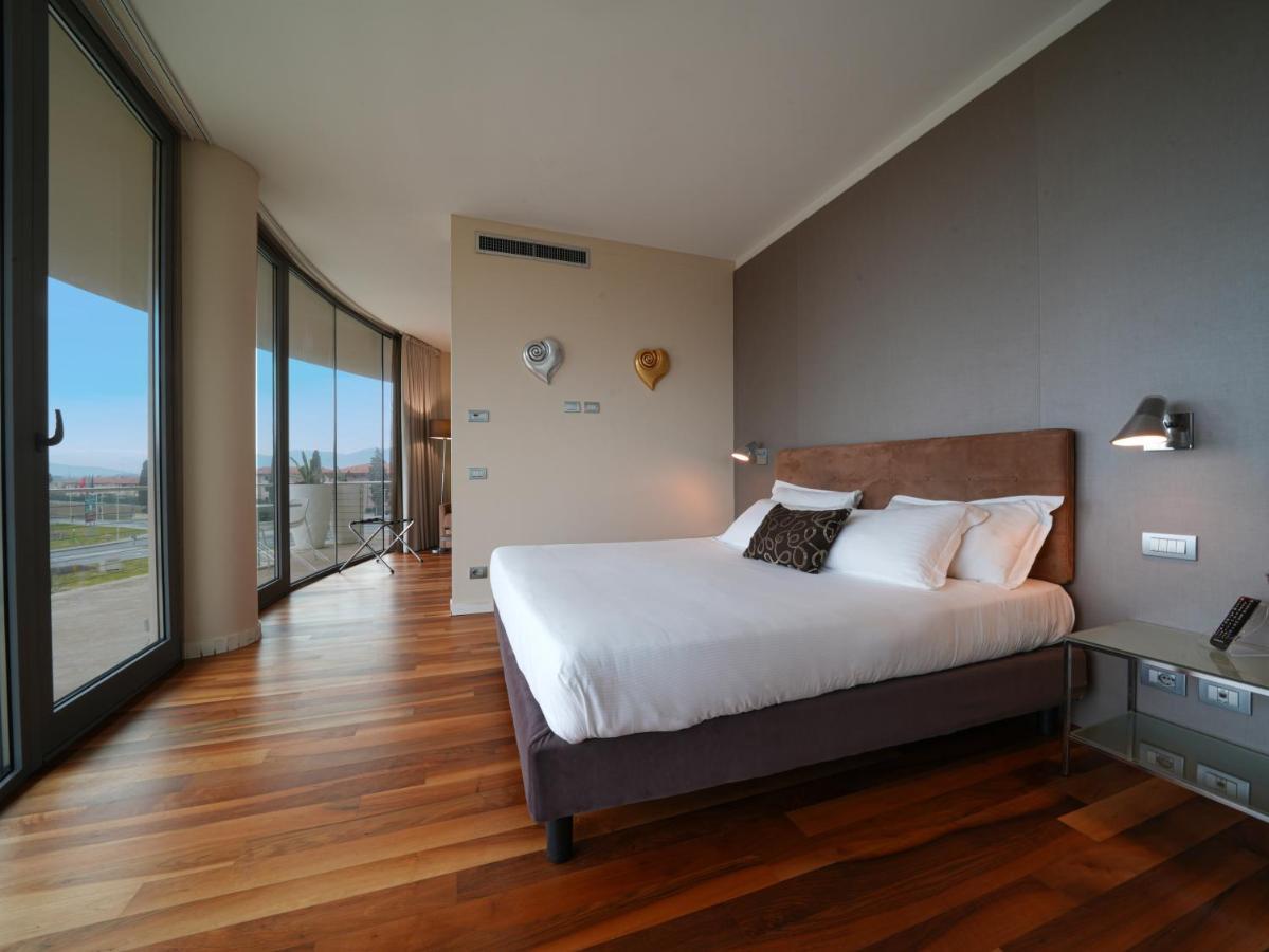 Pisa Tower Plaza Exterior foto A bedroom at the hotel