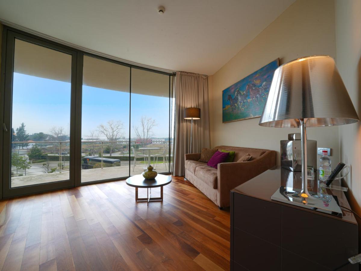 Pisa Tower Plaza Exterior foto A living room in a typical apartment