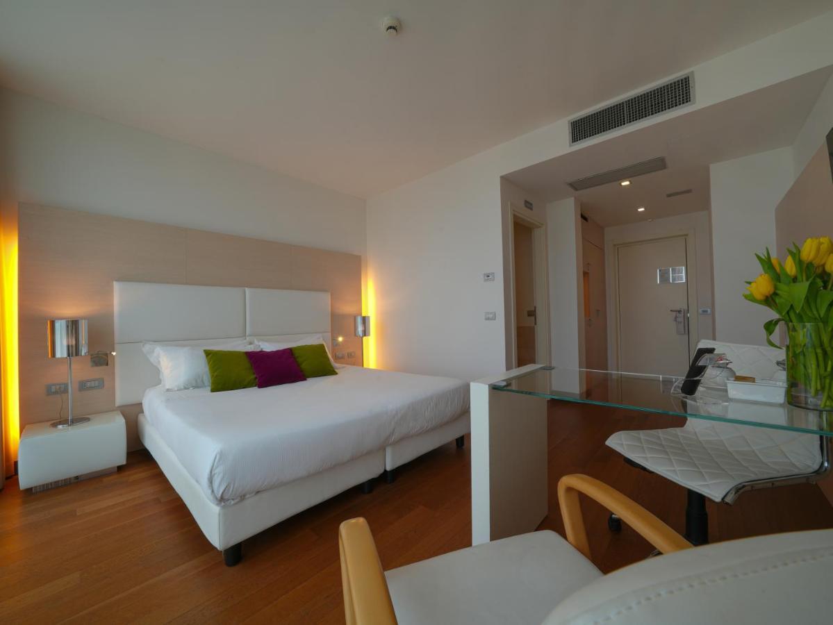 Pisa Tower Plaza Exterior foto A room at the hotel