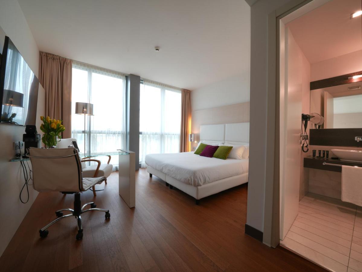 Pisa Tower Plaza Exterior foto A typical room at the hotel