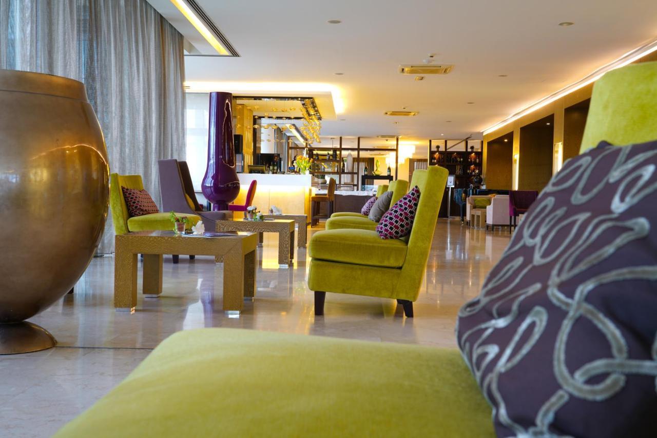 Pisa Tower Plaza Exterior foto The lobby of the hotel