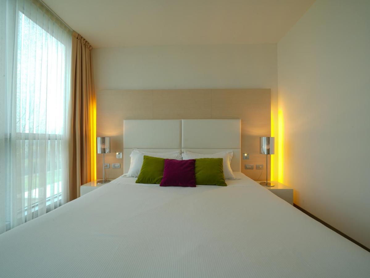 Pisa Tower Plaza Exterior foto A room at the hotel