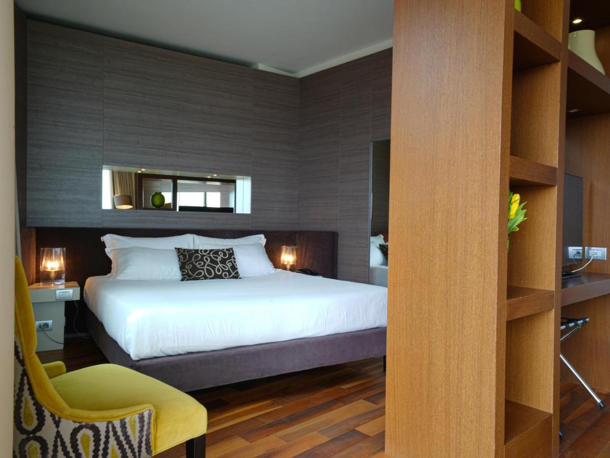 Pisa Tower Plaza Exterior foto A bedroom at the hotel