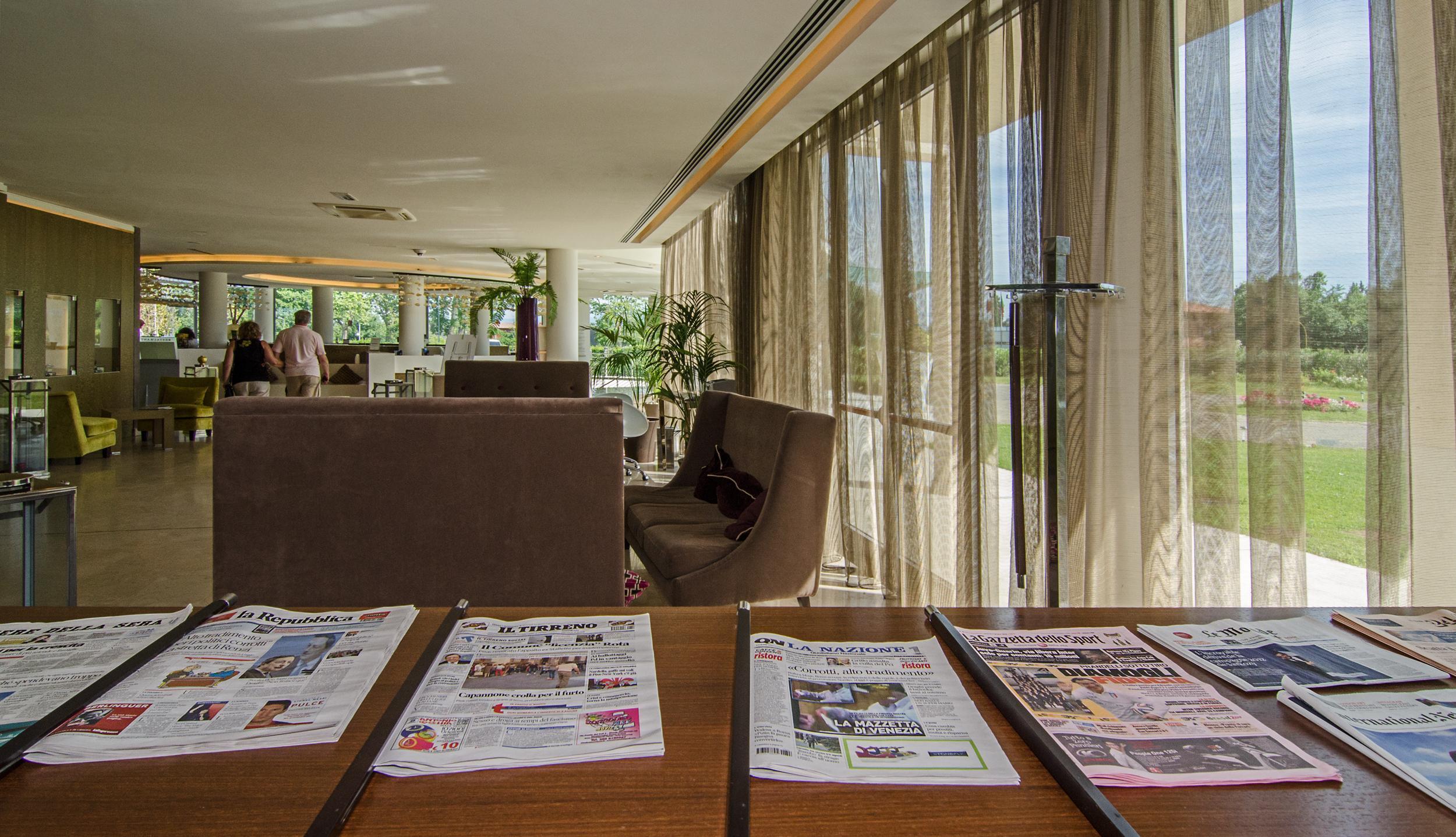 Pisa Tower Plaza Exterior foto The lobby of the hotel