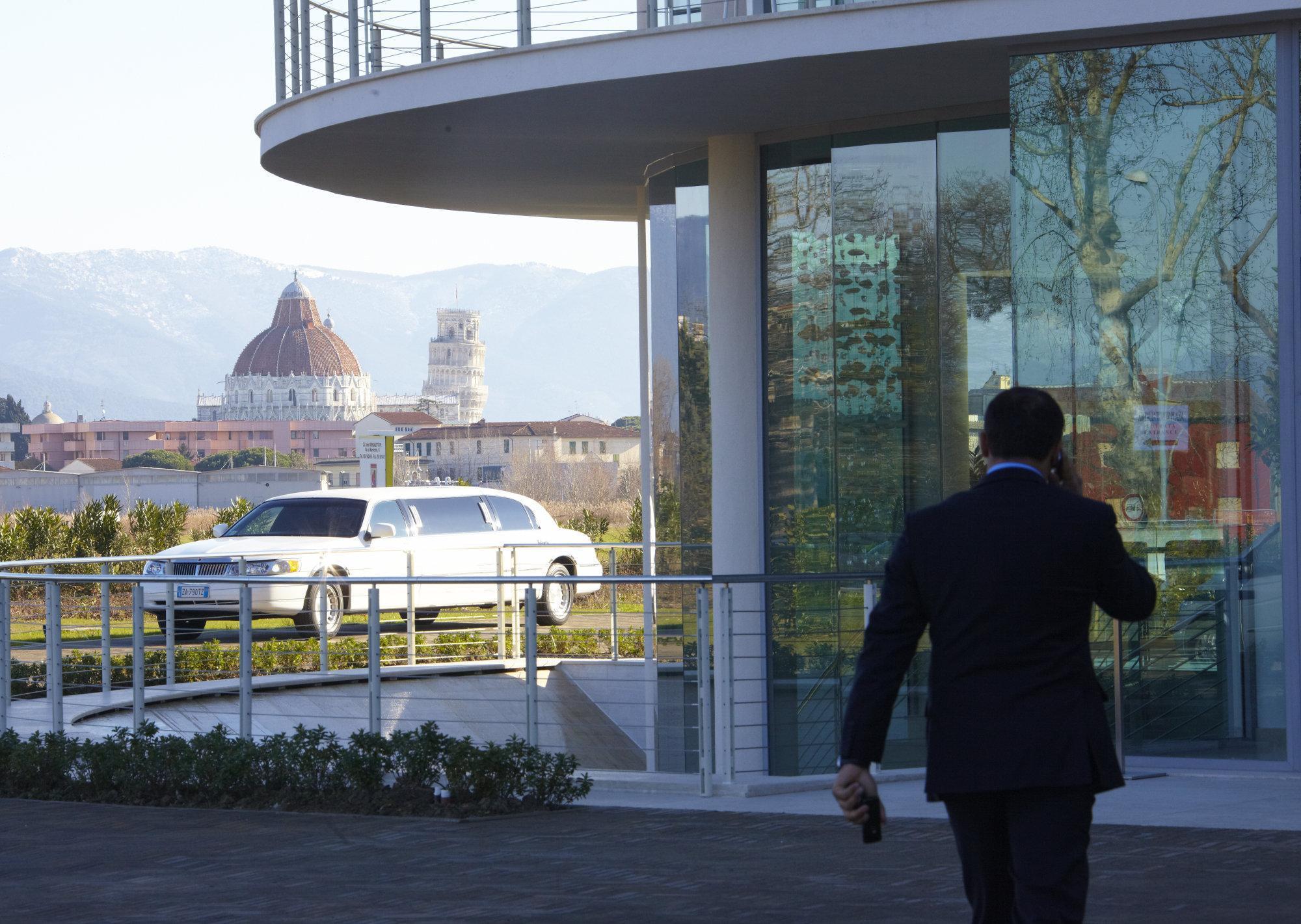 Pisa Tower Plaza Exterior foto A chauffeur in Italy