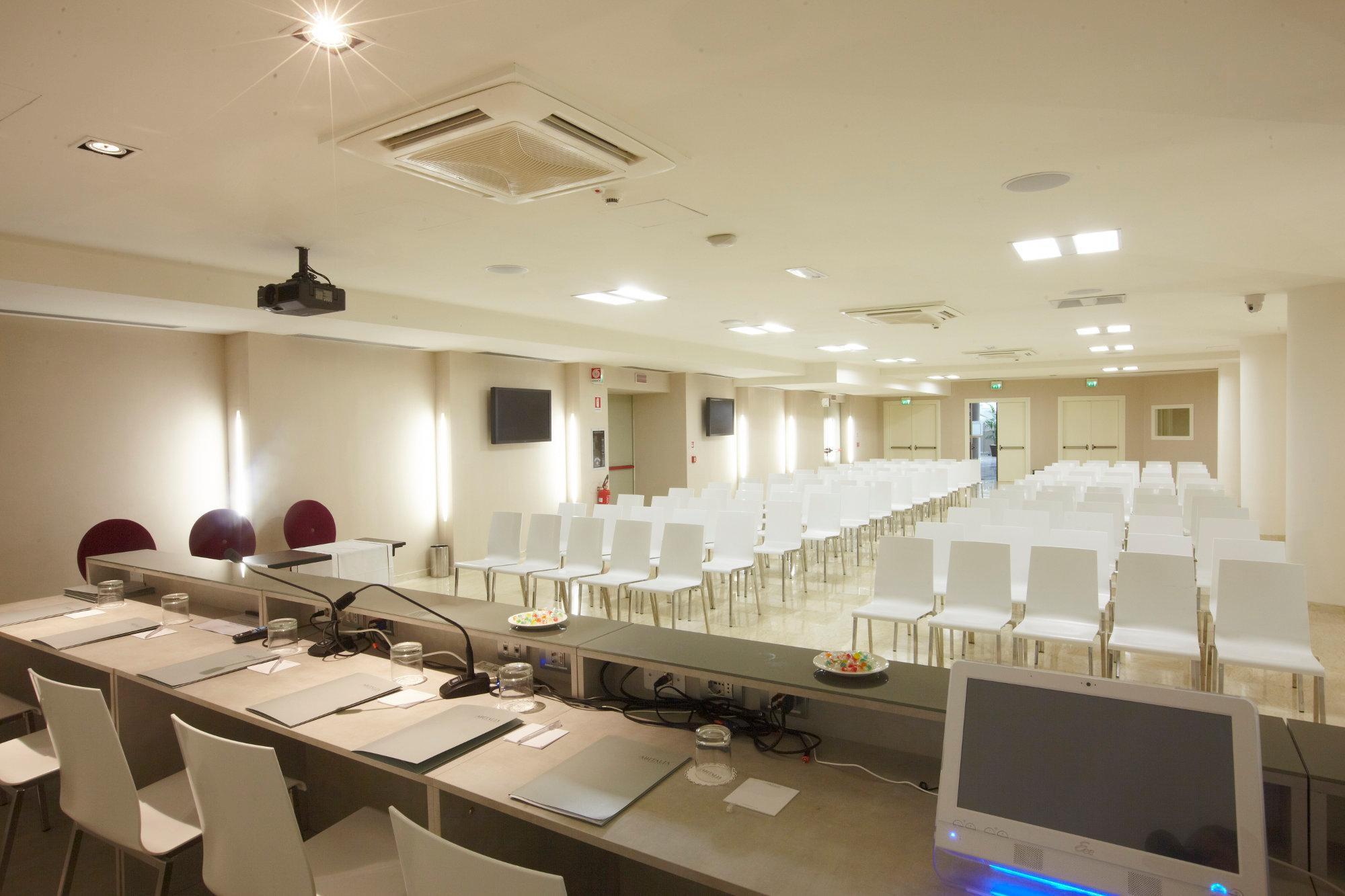 Pisa Tower Plaza Exterior foto The conference room