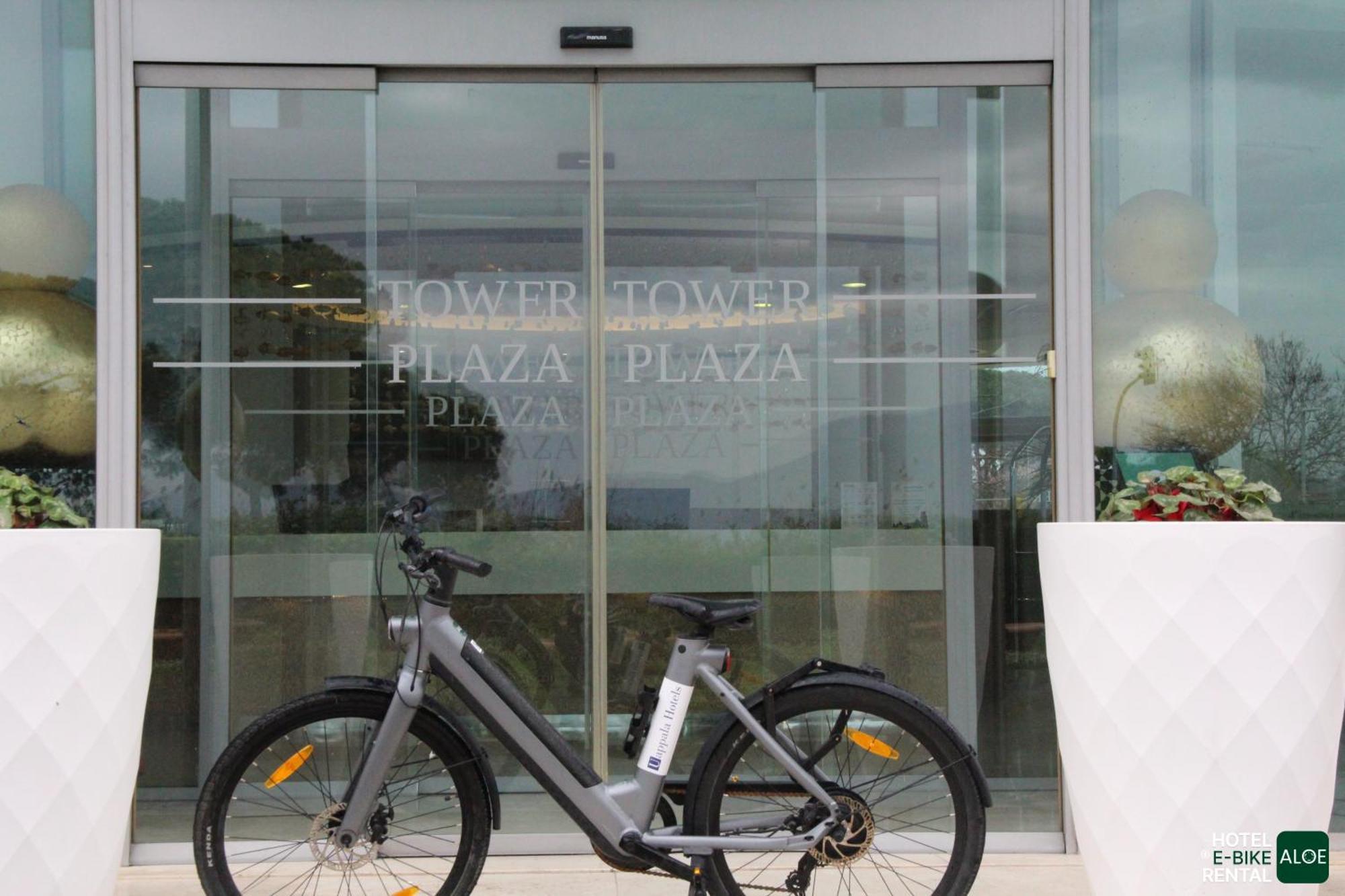 Pisa Tower Plaza Exterior foto A bicycle at the entrance of a shopping mall