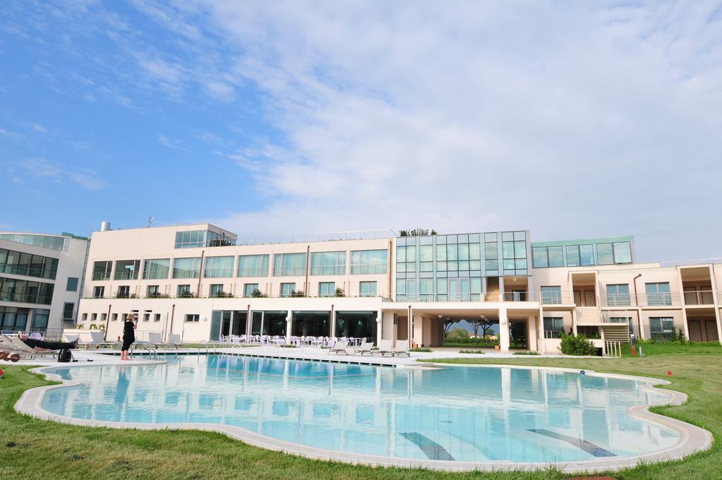 Pisa Tower Plaza Exterior foto The pool at the hotel